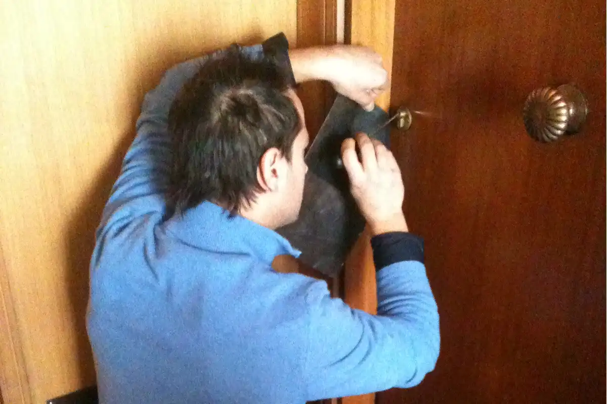 Fabbro apre una porta con grimaldello a Torino
