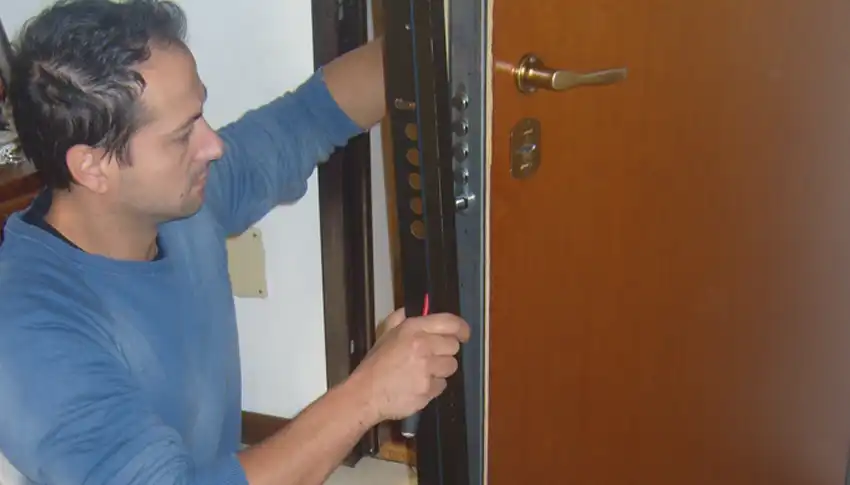 Fabbro Andezeno Apertura porte