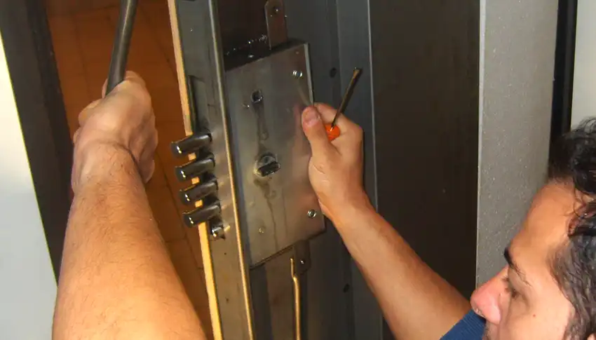 Fabbro Germagnano apertura porte