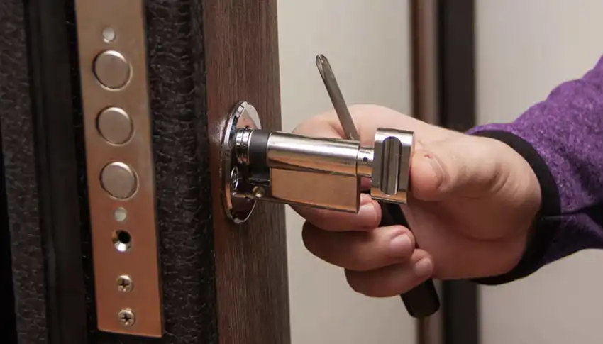 fabbro Montanaro apertura porte