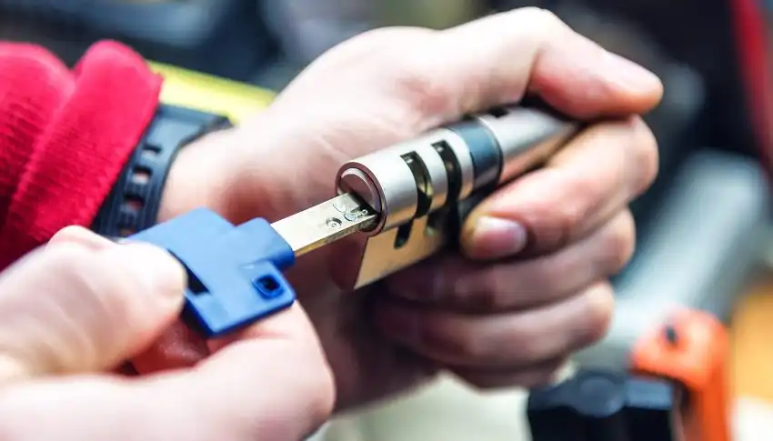 fabbro Cuceglio emergenza 24h